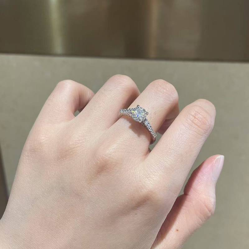直臂微镶四爪Women's RingS925银镀白金定制选款主石Moissanite1.0ct/副石高碳钻